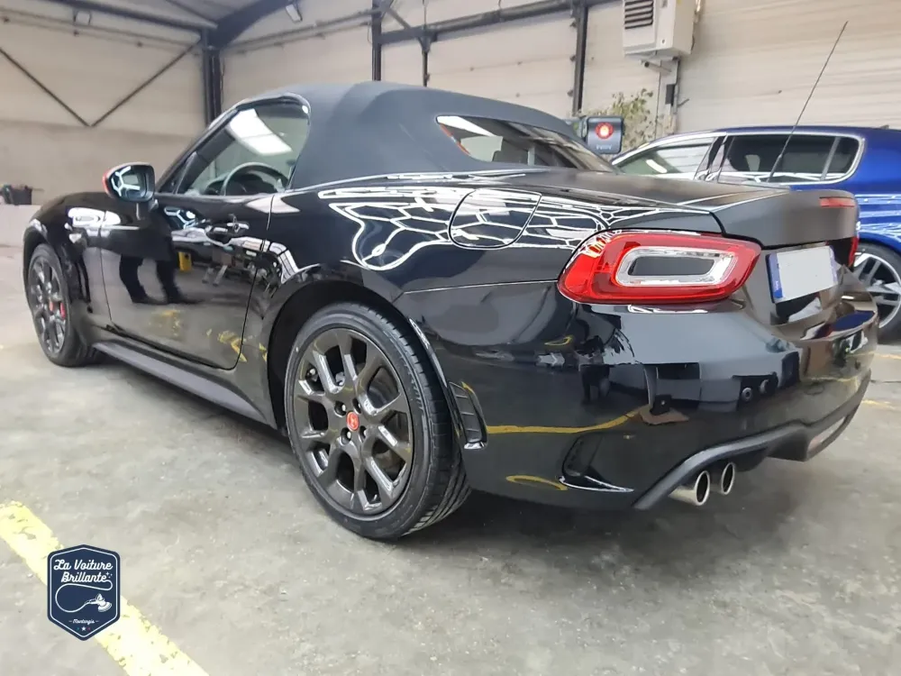 Nettoyage-Car-staging-Abarth-voiture-de-sport-cabriolet
