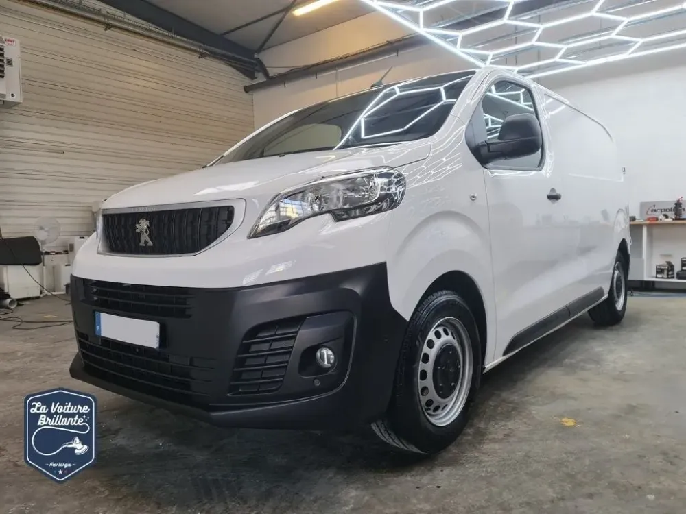 Utilitaire-Preparation-esthetique-interieur-et-exterieur-avec-un-destickage-complet