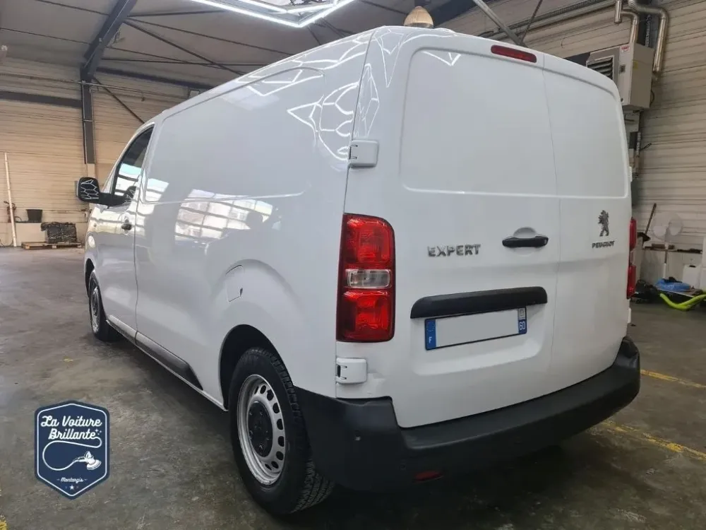 Utilitaire-Preparation-esthetique-interieur-et-exterieur-avec-un-destickage-complet