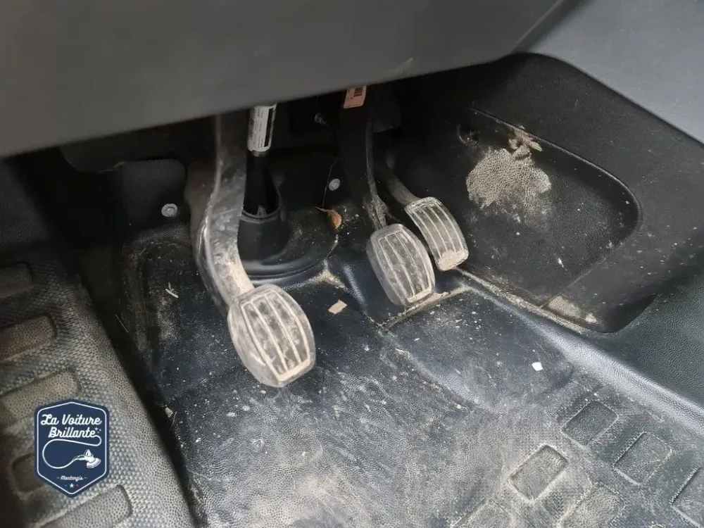 Utilitaire-Preparation-esthetique-interieur-et-exterieur-avec-un-destickage-complet