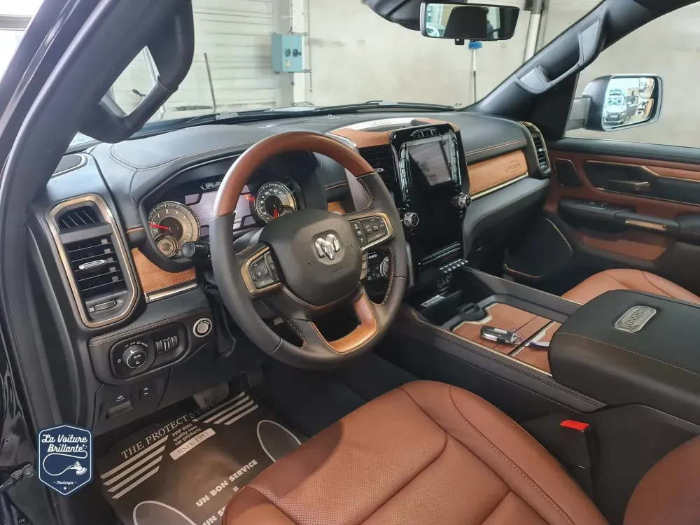 Nettoyage-interieur-exterieur-RAM-Longhorn-voiture-americaine