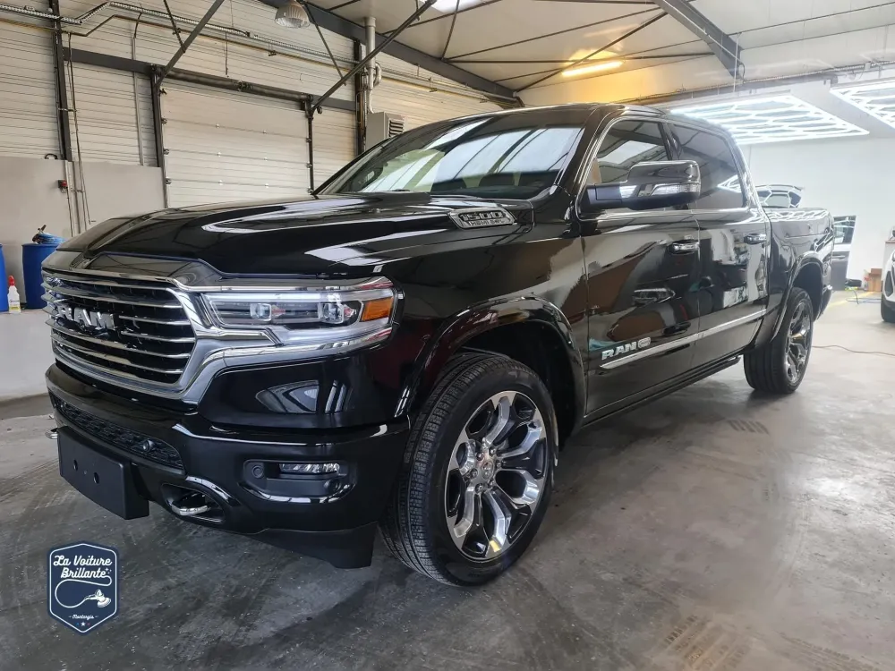 Nettoyage-interieur-exterieur-RAM-Longhorn-voiture-americaine